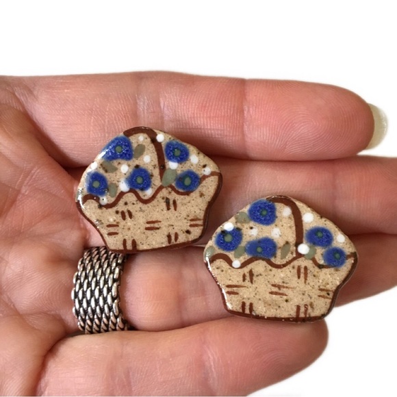 VINTAGE 90's Flower Basket Stud Earrings - Picture 2 of 6